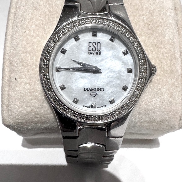 🕰️ Rare Vintage ESQ Esquire Watch by Movado with Mother of Pearl and Diamonds - Picture 1 of 13